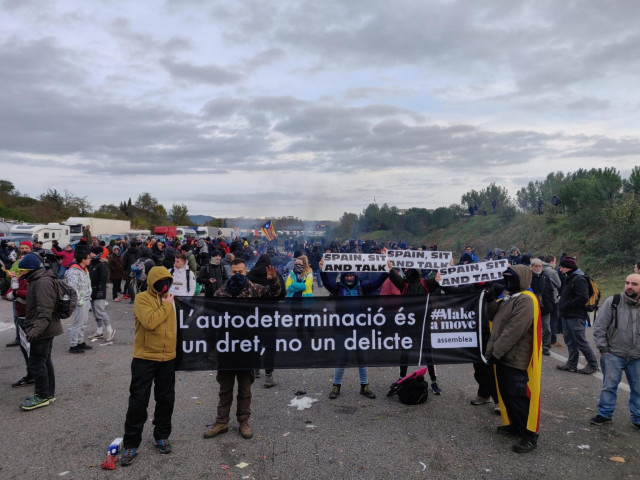 Manifestantes de Tsunami Democràtic en la AP-7 en Girona