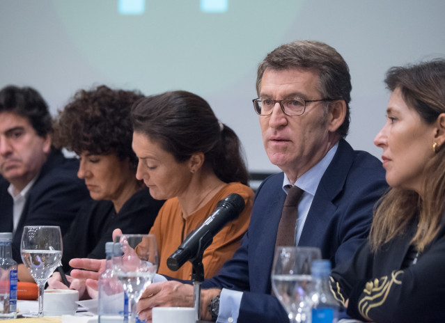 Feijóo participa  en un encuentro con entidades sociales