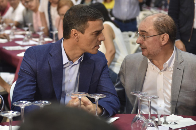 El presidente del Gobierno de Aragón, Javier Lambán y el presidente del Gobierno en funciones,  Pedro Sánchez durante la comida-mitin del PSOE en el Palacio de Congresos, en Huesca (España), a 1 de octubre de 2019.