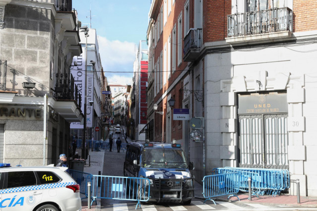 Agentes de la Policía Municipal de Madrid, a las puertas de La Ingobernable, durante el desalojo del edificio con un operativo de más de 130 efectivos, en Madrid (España), 13 de noviembre de 2019.