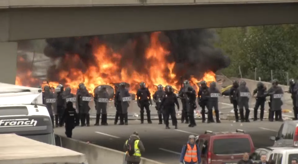 Los CDR pantan fuego a barricadas en la AP7