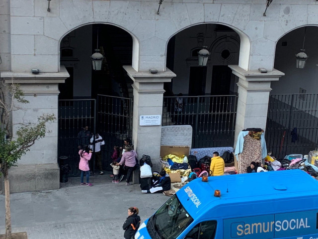 Una decana de personas acampa en la sede del Samur Social de Madrid