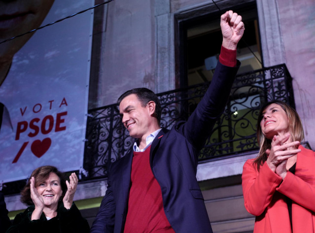 (I-D) La vicepresidenta del Gobierno en funciones, Carmen Calvo; el Secretario general del PSOE y candidato a la presidencia del Gobierno, Pedro Sánchez y su mujer, Begoña Gómez