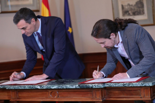 El presidente del Gobierno en funciones, Pedro Sánchez y el líder de Podemos, Pablo Iglesias, en el Congreso de los Diputados firmando el principio de acuerdo para compartir un gobierno de coalición tras las elecciones generales del pasado domingo, en Mad