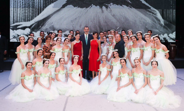 Los Reyes asistieron a una Gala de Ballet a cargo del Ballet Nacional de Cuba, la Compañía de Carlos Acosta, el Conjunto Folclórico Nacional de Cuba y la Compañía de Lizt Alfonso en su estancia de viaje de Estado a Cuba.