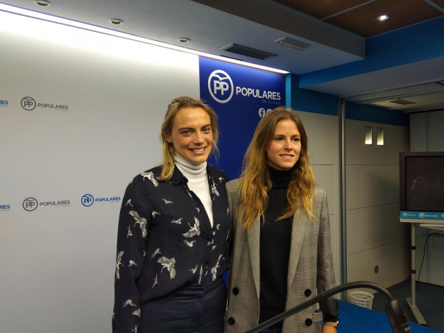 La presidenta del PP de Bizkaia, Raquel González, y la candidata electa por Bizkaia al Congreso, Beatriz Fanjul, en rueda de prensa en Bilbao.