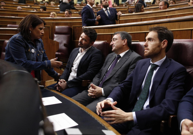 La portavoz y vicesecretaria general del PSOE, Adriana Lastra, habla con los portavoces de ERC y PNV, Gabriel Rufián y Aitor Esteban