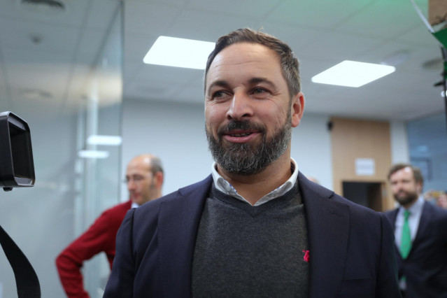 El presidente de Vox, Santiago Abascal, se dirige sonriendo a ofrecer una rueda de prensa en la sede de su partido un día después de los buenos resultados obtenidos en las elecciones, en Madrid (España), a 11 de noviembre de 2019.