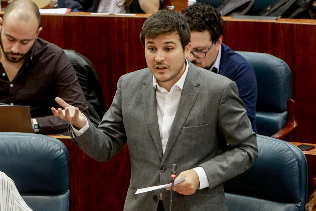 El diputado de Más Madrid en la Asamblea de Madrid, Pablo Gómez Perpinyà, interviene desde su escaño en una sesión plenaria