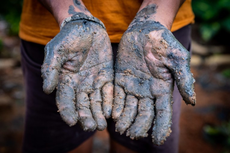 Los trabajadores de saneamiento de la India recogen excrementos con las manos