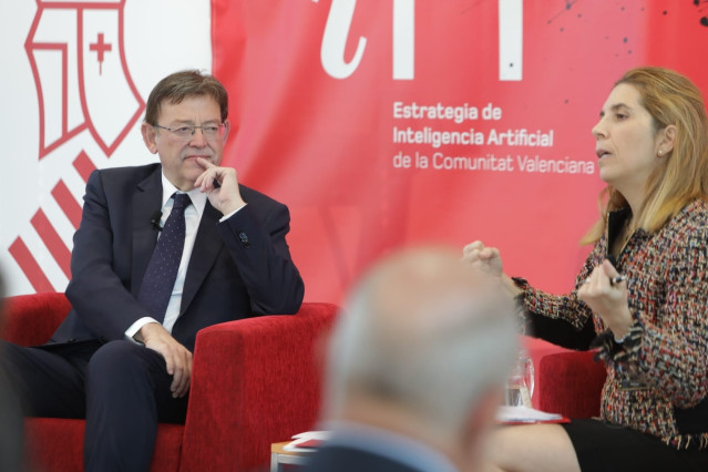 Ximo Puig y Núria Oliver, este martes en el Distrito Digital de Alicante.