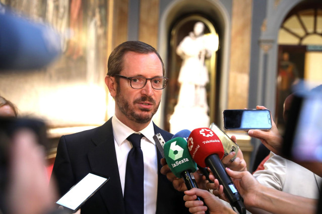 El portavoz del Partido Popular en el Senado, Javier Maroto, atiende a los medios de comunicación, a su llegada a la Junta de portavoces del Senado.