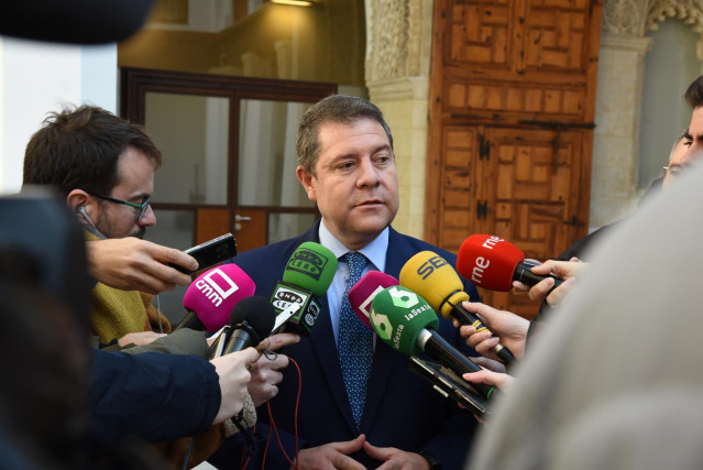 El presidente de Castilla-La Mancha, Emiliano García-Page, atiende a los medios desde el Palacio de Fuensalida