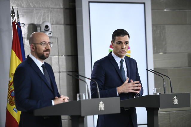 El presidente electo del Consejo Europeo, Charles Michel, y el presidente del Gobierno en funciones, Pedro Sánchez, comparecen ante los medios en el Complejo de la Moncloa tras su reunión en Madrid (España), a 14 de noviembre de 2019.