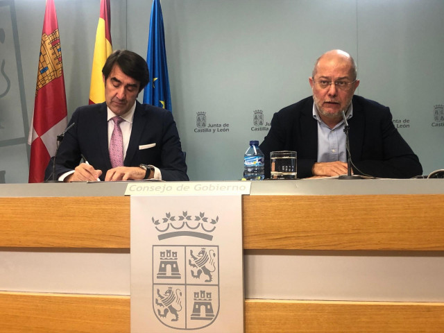 El consejero de Fomento y Medio Ambiente, Juan Carlos Suárez-Quiñonez, y el vicepresidente y portavoz de la Junta, Francisco Igea, en la rueda de prensa posterior al Consejo de Gobierno.