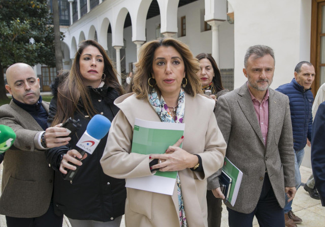 La secretaria general del PSOE-A, Susana Díaz (c), a su llegada al pleno. En Sevilla, a 14 de noviembre de 2019.