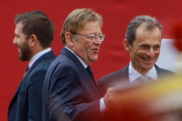 (I-D) El president de la Generalitat valenciana, Ximo Puig, y  el ministro de Ciencia, Innovación y Universidades en funciones, Pedro Duque, asisten al desfile del Día de la Fiesta Nacional, en Madrid (España) a 12 de octubre de 2019.
