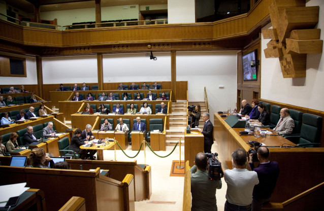 El Lehendakari, Iñigo Urkullu, durante una intervención en un pleno de control del Parlamento vasco (archivo)