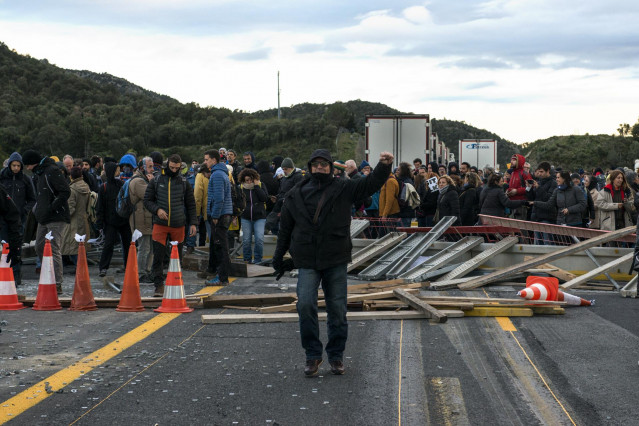 Una multitud de personas corta la carretera de la AP-7 en La Jonquera (Girona),  una acción convocada por Tsunami Democràtic, en  La Jonquera /Girona /Catalunya (España), a 11 de noviembre de 2019.