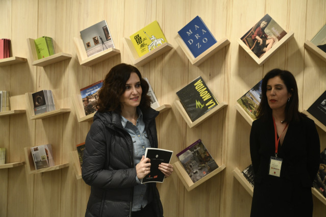 La presidenta de la Comunidad de Madrid, Isabel Díaz Ayuso (1i) durante la inauguración del Centro de Turismo de Sol, en Madrid (España), a 15 de noviembre de 2019.