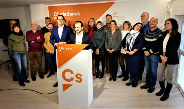 El portavoz autonómico de Ciudadanos, Pablo Baena, ha comparecido junto a concejales y diputados del partido para valorar los resultados del 10N tras 