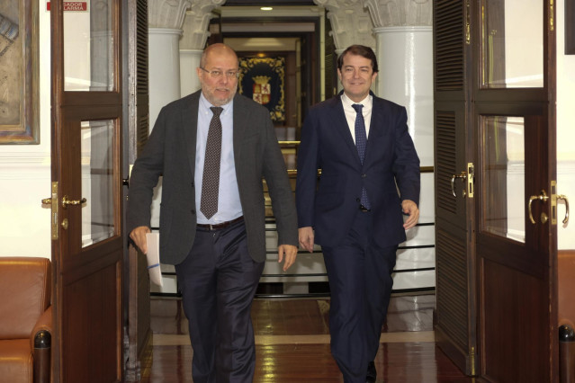 Fernández Mañueco e Igea antes de llegar a la sala de mapas para explicar el balance de los cien días