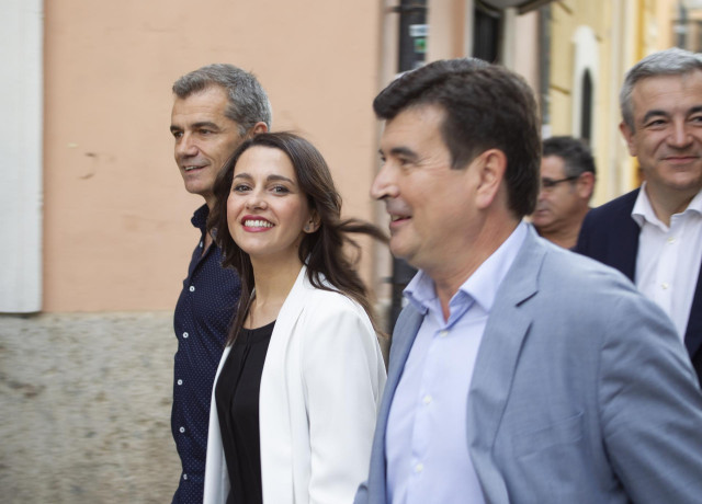 El líder de Ciudadanos en la Comunidad Valenciana, Toni Cantó, la portavoz en el Congreso, Inés Arrimadas, y el portavoz en el Ayuntamiento de Valencia, Fernando Giner.
