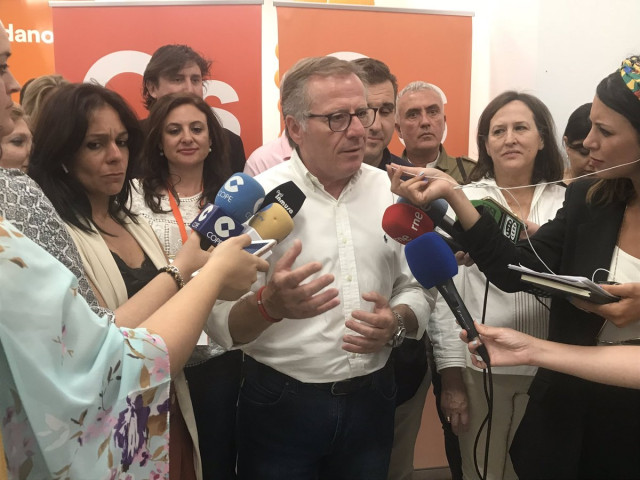 El presidente de la Ciudad Autónoma de Melilla, Eduardo de Castro González (Cs), atiende a medios, en una imagen de archivo
