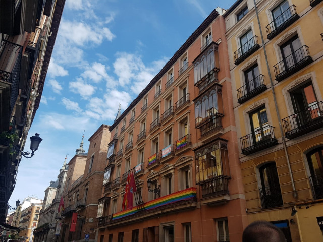 Balcones de Más Madrid en el edificio de grupos con bandera LGTB y trans