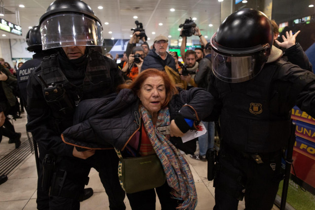 Los Mossos d'Esquadra sacan una a una a las personas que participan en la estación Barcelona Sants la sentada ante el vestíbulo de acceso a los AVE, convocadas por los CDR el 16 de noviembre de 2019