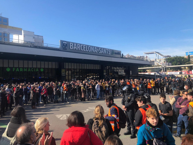800 concentrados ante la estación de tren Barcelona Sants convocados por los CDR el 16 de noviembre de 2019