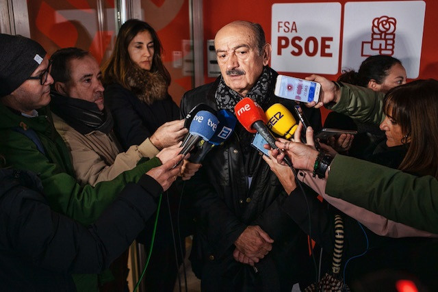 El diputado nacional del PRC, José María Mazón, realiza declaraciones a los medios de comunicación tras reunirse con la portavoz del PSOE en el Congreso de los Diputados, Adriana Lastra