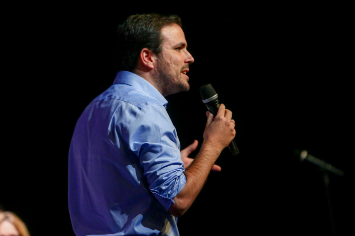 El coordinador federal de IU, Alberto Garzón, interviene en un mitin de Unidas Podemos en Alcorcón (Madrid) el 5 de noviembre de 2019.