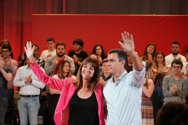 La secretaria general del PSE-EE, Idoia Mendia, y el presidente del Gobierno en funciones, Pedro Sánchez, saludan durante el acto en el que se le proclama a Mendia como candidata a lehendakari, en Barakaldo (Vizkaya/Esukadi/España) a 6 de octubre de 2019.