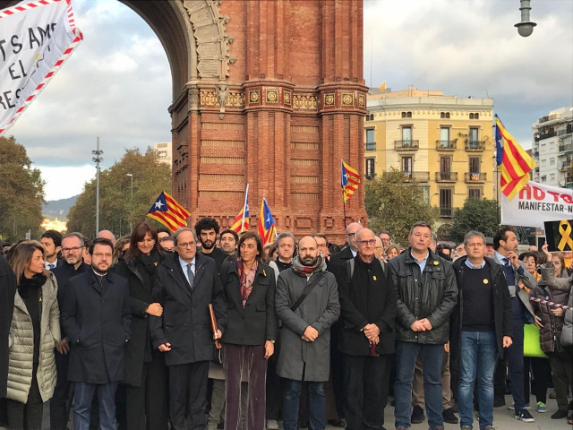 El presidente de la Generalitat, Quim Torra, llega al TSJC para ser juzgado, y le arropa el Govern y miembros de partidos y entidades, el 18 de noviembre de 2019