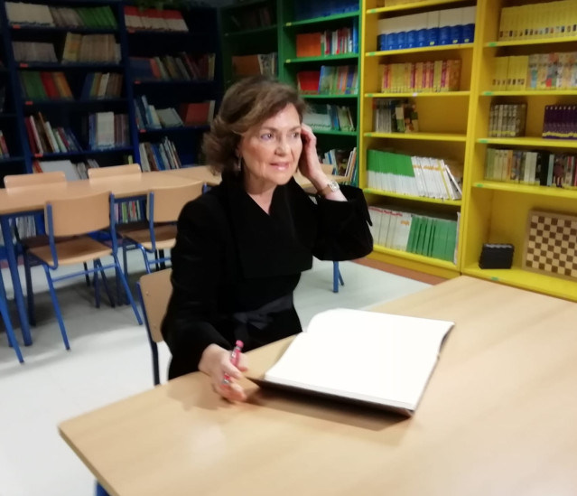 Carmen Calvo en la biblioteca del CEIP Carmen de Burgos de Cabra (Córdoba).