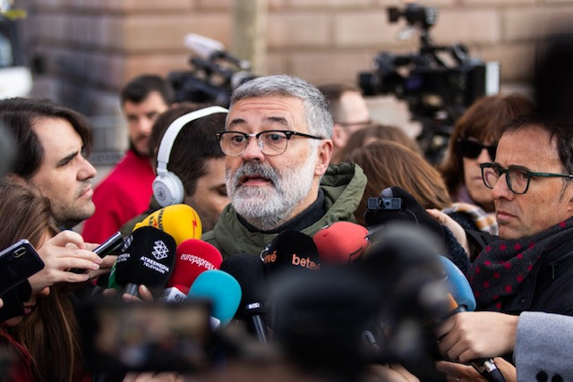 El portavoz de la CUP en el Parlament de Catalunya, Carles Riera,  atiende a los medios de comunicación, a las puertas del Tribunal Superior de Justicia de Cataluña, donde el president de la Generalitat, Quim Torra, ha sido citado a declarar, por no retir