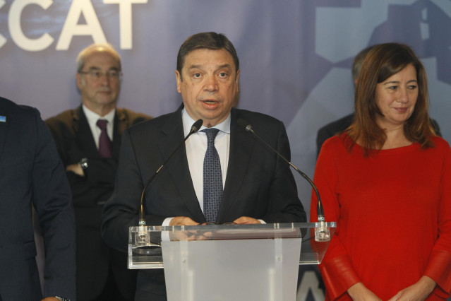 EI ministro de Agricultura, Pesca y Alimentación en funciones, Luis Planas, y la presidenta del Govern, Francina Armengol, durante la inauguración de la Reunión de la Comisión Internacional para la Conservación del Atún Atlántico (Iccat), en Palma.