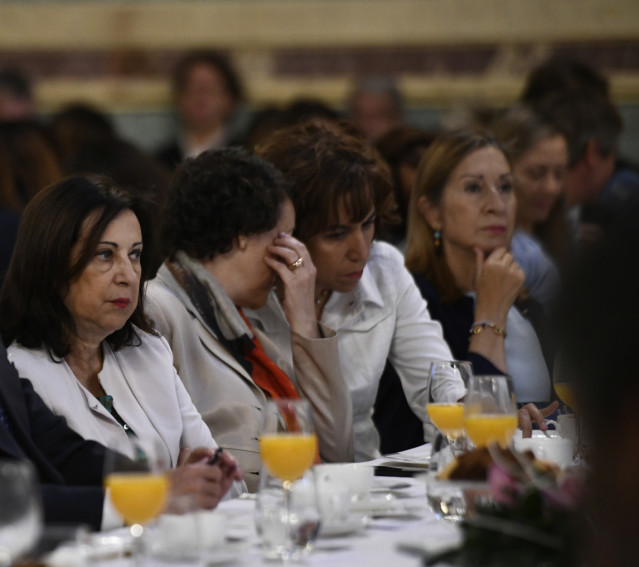 (I-D)  La ministra de Defensa en funciones, Margarita Robles; la ministra de Trabajo en funciones, Magdalena Valerio; la secretaria de Estado de la España Global, Irene Lozano y la vicepresidente tercera del Congreso de los Diputados, Ana Pastor, entre ot