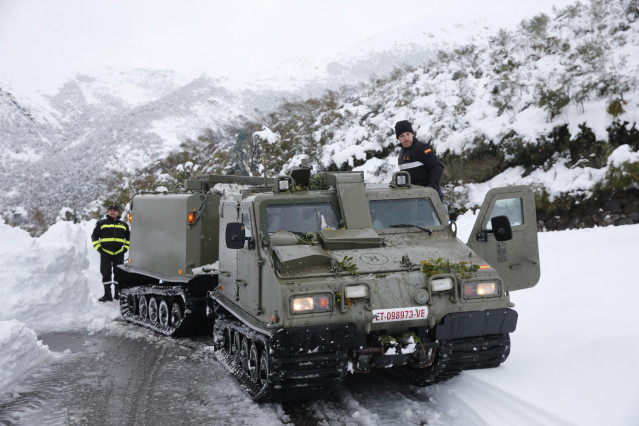Imágenes de la Unidad Militar de Emergencia (UME) ayudando en Asturias por las nevadas