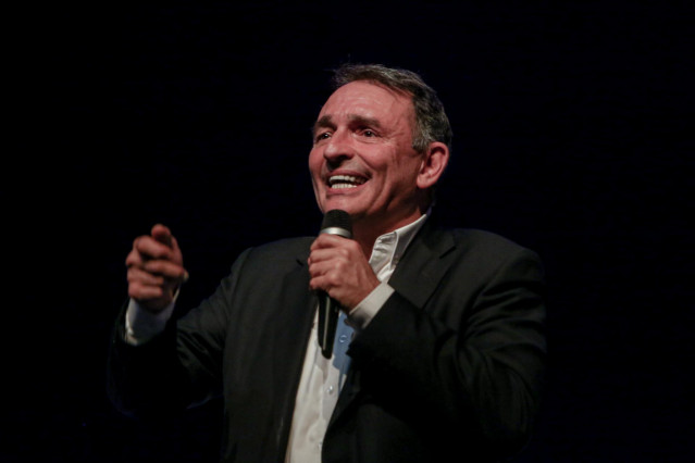 El diputado de Izquierda Unida y secretario general del PCE, Enrique Santiago, interviene en un mitin de Unidas Podemos en Alcorcón (Madrid) el 5 de noviembre de 2019.