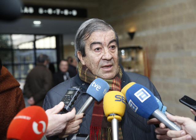 El exministro Francisco Álvarez Cascos acude al tanatorio de Cabueñes (Gijón) para dar las condolencias a la familia del expresidente socialista Vicente Álvarez Areces.