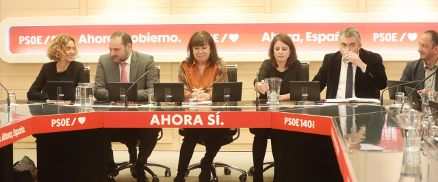 La cabeza de lista del PSC al Congreso, Meritxell Batet; el secretario de Organización del PSOE, José Luis Ábalos; la presidenta del PSOE, Cristina Narbona, y la vicesecretaria general del PSOE, Adriana Lastra, en una reunión en Ferraz