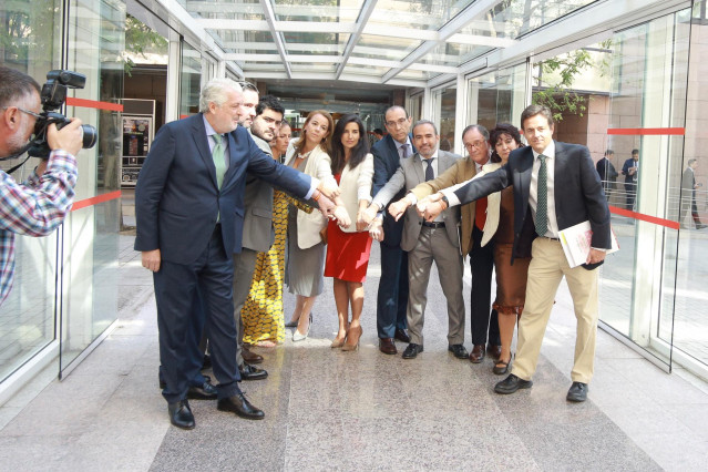 (I-D) Los diputados de Vox en la Asamblea de Madrid; Jorge Arturo Cutillas Cordón; José Luís Ruiz Bartolome; Javier Pérez Gallardo; Gádor Pilar Joya; Ana María Cuartero; Rocío Monasterio; José Igancio Arias Moreno; Pablo Gutiérrez de Cabiedes Hidalgo de C