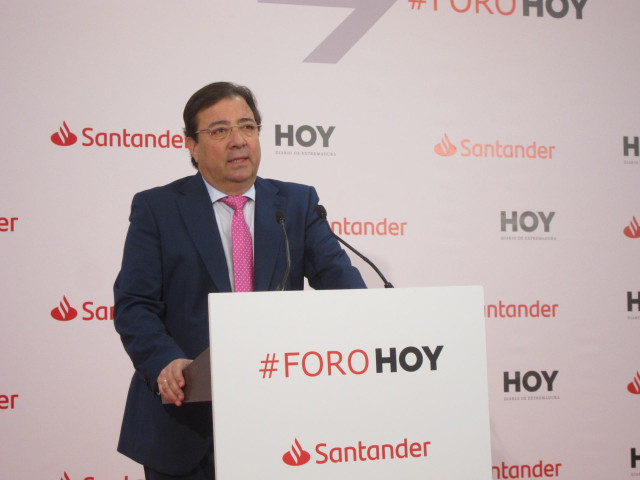 Vara en un desayuno-informativo Foro HOY-Banco Santander en Badajoz