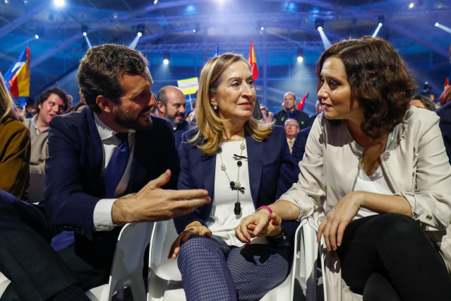 (I-D) El presidente del PP y candidato del partido a la Presidencia del Gobierno, Pablo Casado; la vicepresidenta tercera del Congreso y 'número dos' del PP en Madrid, Ana Pastor y la presidenta de la Comunidad de Madrid, Isabel Díaz Ayuso