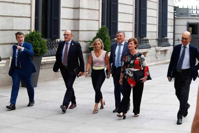 Josune Gorospe (segunda poor la derecha), junto a los otros cinco diptuados electos del PNV.