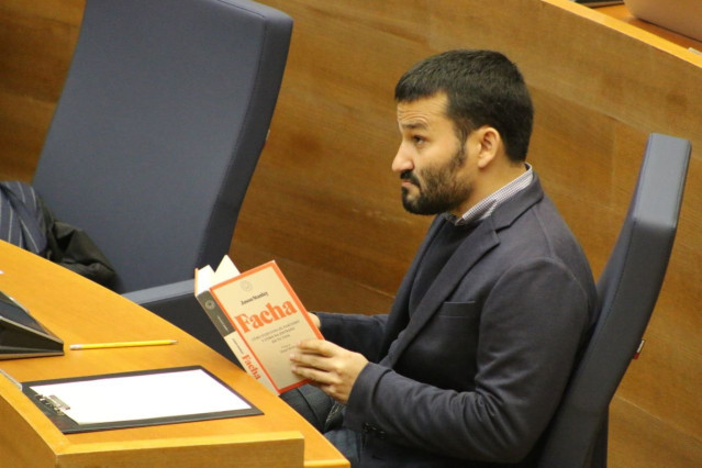 El conseller de Educación, Cultura y Deporte de la Generalitat Valenciana, Vicent Marzà,  lee el libro 'Facha' durante una intervención de un diputado de Vox en Les Corts Valencianes