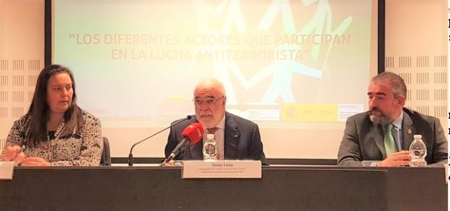 En el cenytro, el delegado del Gobierno, Jesús Loza, en rueda de prensa en San Sebastián