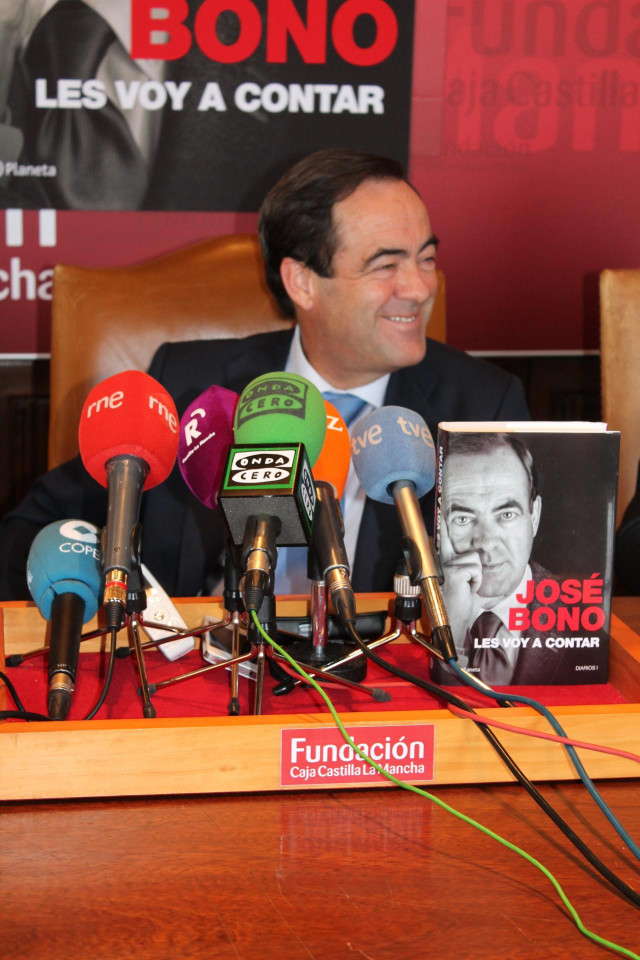 Jose bono, dando la rueda de prensa de su libro, en Toledo, el día 16-10-2012